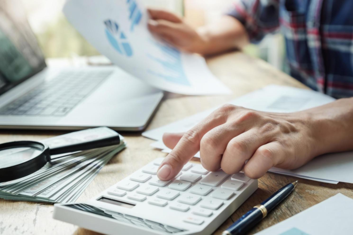 SEO-Analytics Spezialist bei der Arbeit mit Datenanalyse